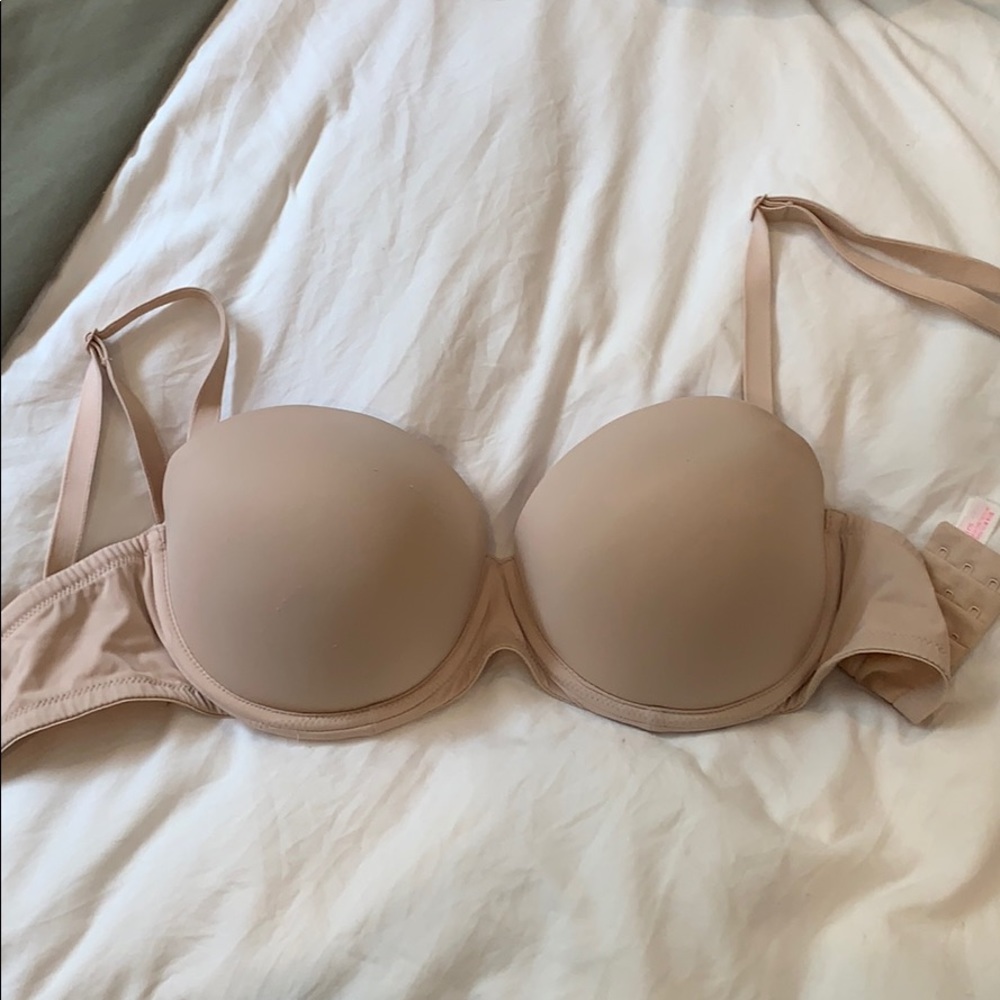 Victoria’s Secret/ pink bra